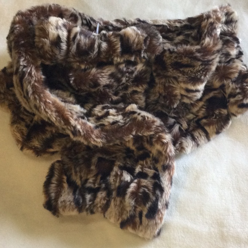 BETSEY JOHNSON FUR SCARF!